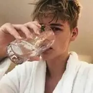 6686体育平台铁牌作者Greta